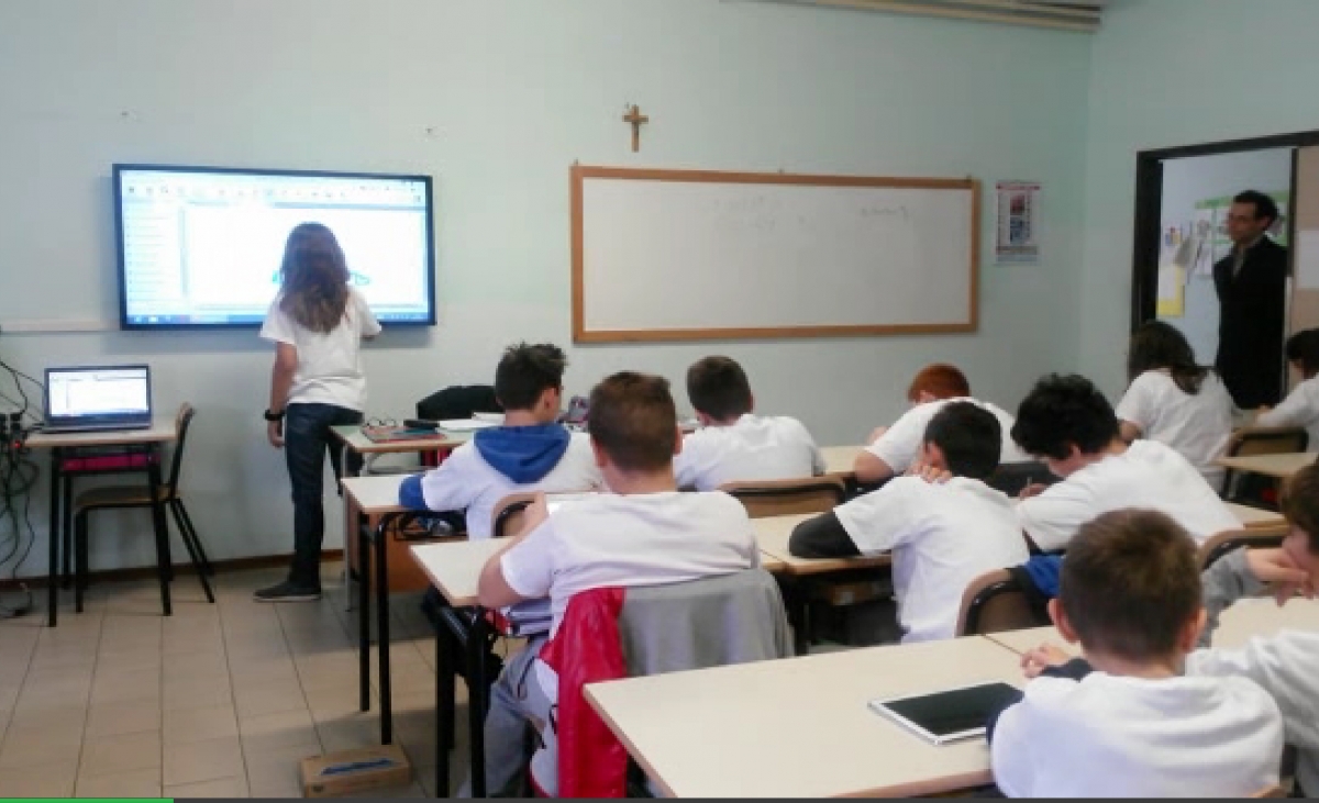 École, salle de classe numérique et tableau sur la table de chevet, maintenant, nous étudions ainsi